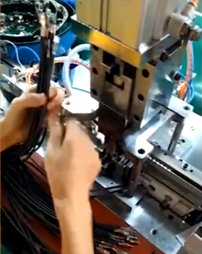 micro自动铆铁壳机视频展示